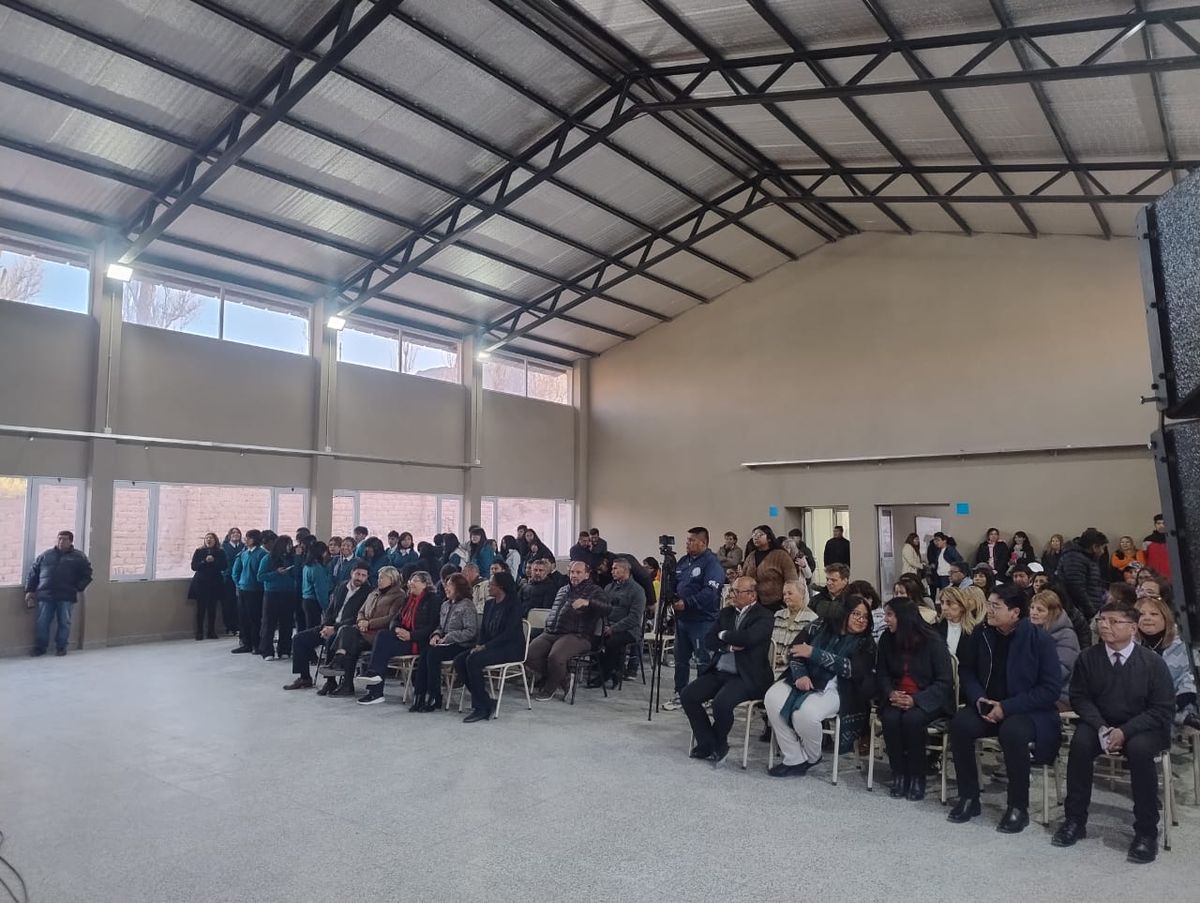 GobiernoJujuy's tweet photo. A pura emoción se inauguró en Tilcara el nuevo edificio del Colegio Secundario de Artes N°49. https://t.co/F3vNLiSIKs https://t.co/sfkCCzsSIp