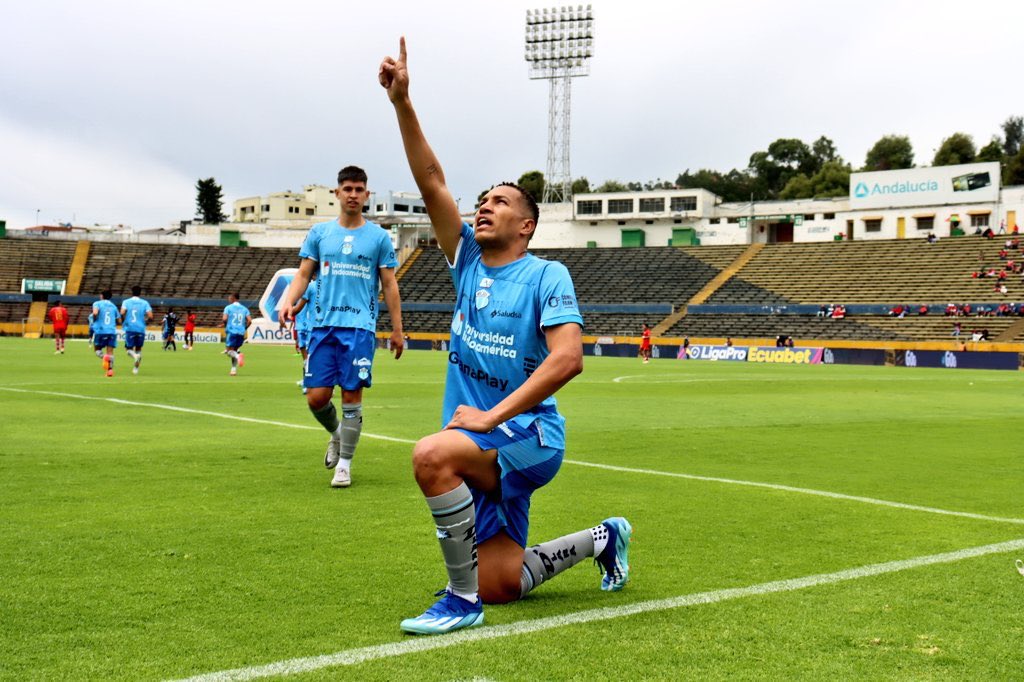 jandradecuevas's tweet photo. Y festeja a lo #Bottero 
Esperemos nos llene de muchas alegrías y que hoy sea la primera 

Vamos Darwin https://t.co/EIyiFwCwM0