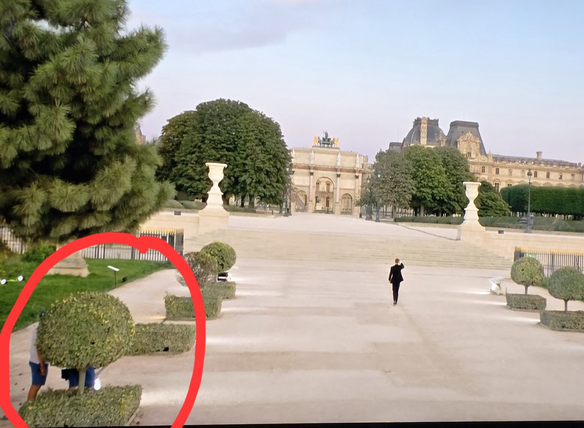 trampoline87's tweet image. On dirait mon neveu de 6 ans quand on joue a cache cache #CeremonieDecloture