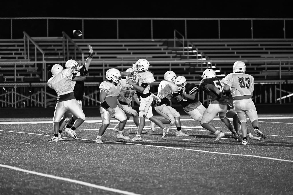 ChsFootball922's tweet photo. Midnight Madness
📸 creds to Mic Maple 🐴 https://t.co/ok3L3CXYMF