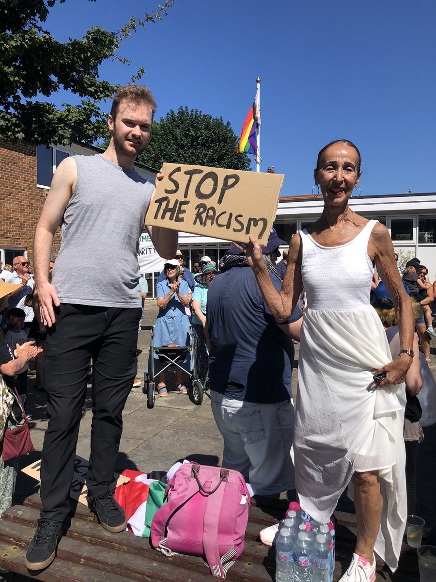chris_weller7's tweet image. #whitstable vigil today said no to hate and refugees and asylum seekers welcome here. Proud to join this vigil of 200 residents protesting against the far right.