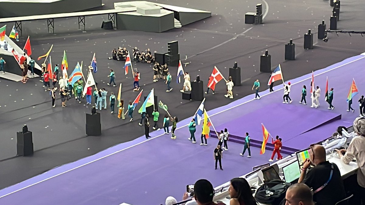 LuigiMarchelle's tweet image. Ahí van nuestros campeones! Daniel Pintado y Lucía Yépez con la bandera más bonita del mundo en la Clausura de #Paris2024 🇪🇨
