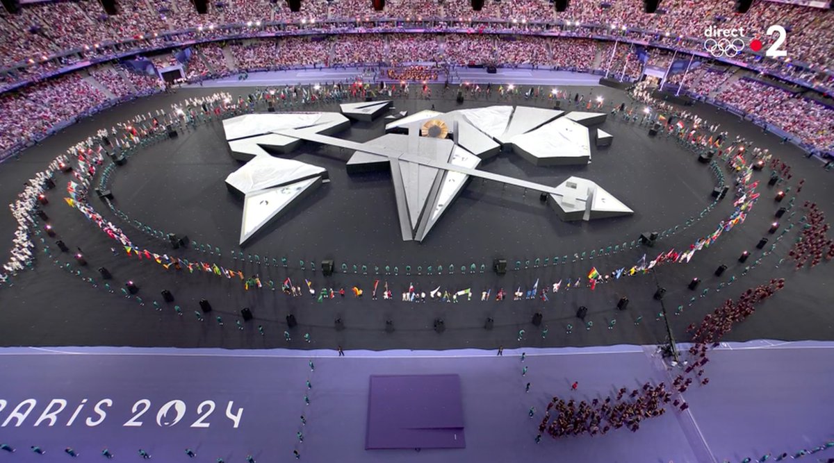 paddock_inside's tweet image. Je capte à l'instant que c'est le planisphère !
Je ne voyais que des vaisseaux Star Wars jusqu'à présent !
#CeremonieDecloture