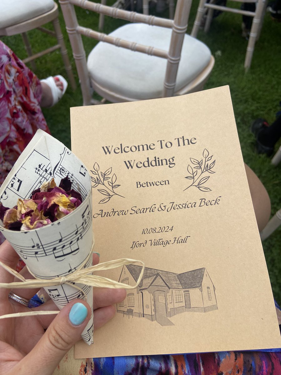 AEPAimeeM's tweet photo. spent the weekend celebrating a colleague’s wedding with the best cohort 💒 so lovely spending time together aside from the stresses of uni 😅 https://t.co/CzlhglGzgV