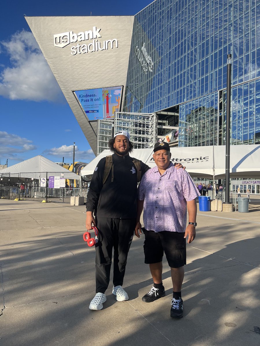 CoachKennManoa's tweet photo. Dad made the trip solo. Your #1 fan wouldn’t miss your @NFL debut. 
.
The Journey Continues 🏁 
#SKOL  @tylermanoa #Violence #Hustle #TunnelVision #TSH🤐 https://t.co/v63N7h1Zdc