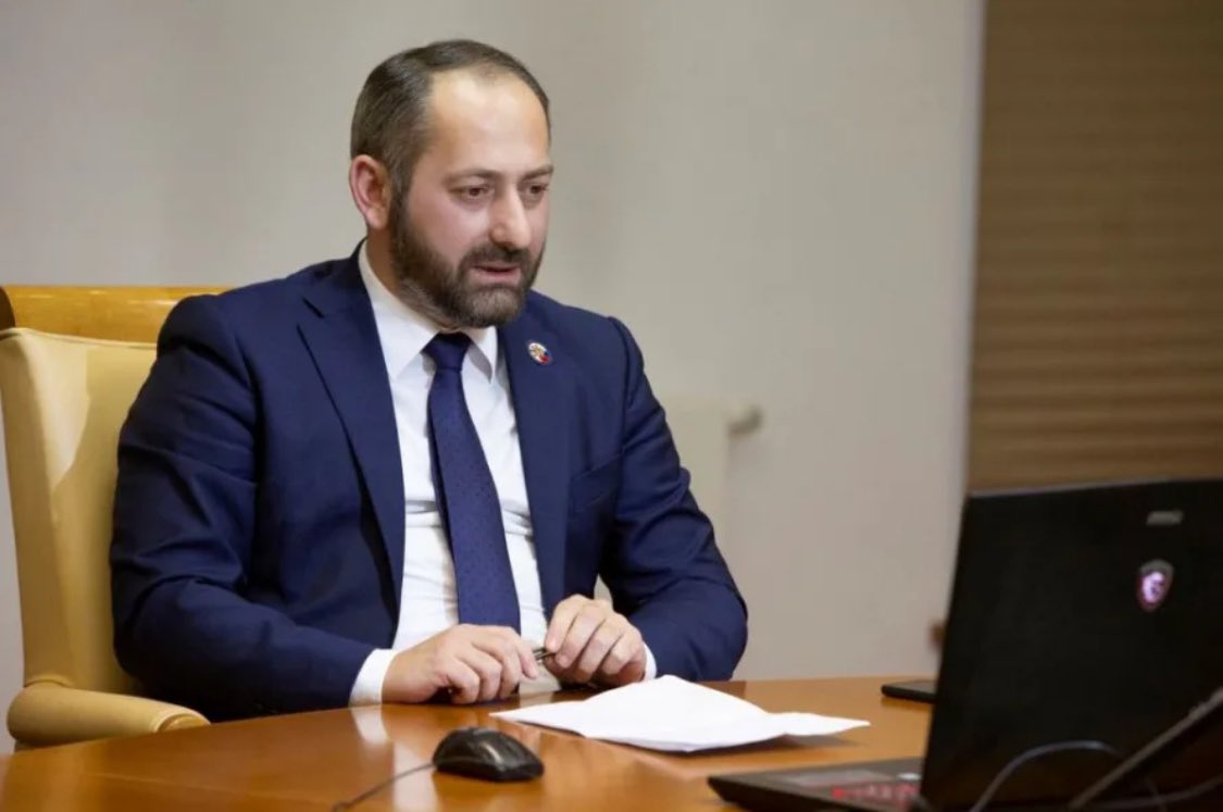 🇬🇪 Глава грузинской диаспоры в России Давид Цецхладзе обратился к грузинам, воюющим на стороне ВСУ:

"Появление в Курской области наемников грузинской национальности направлено против каждого из нас. Призываю всех грузин в рядах ВСУ бросить оружие и вернуться к своим семьям!