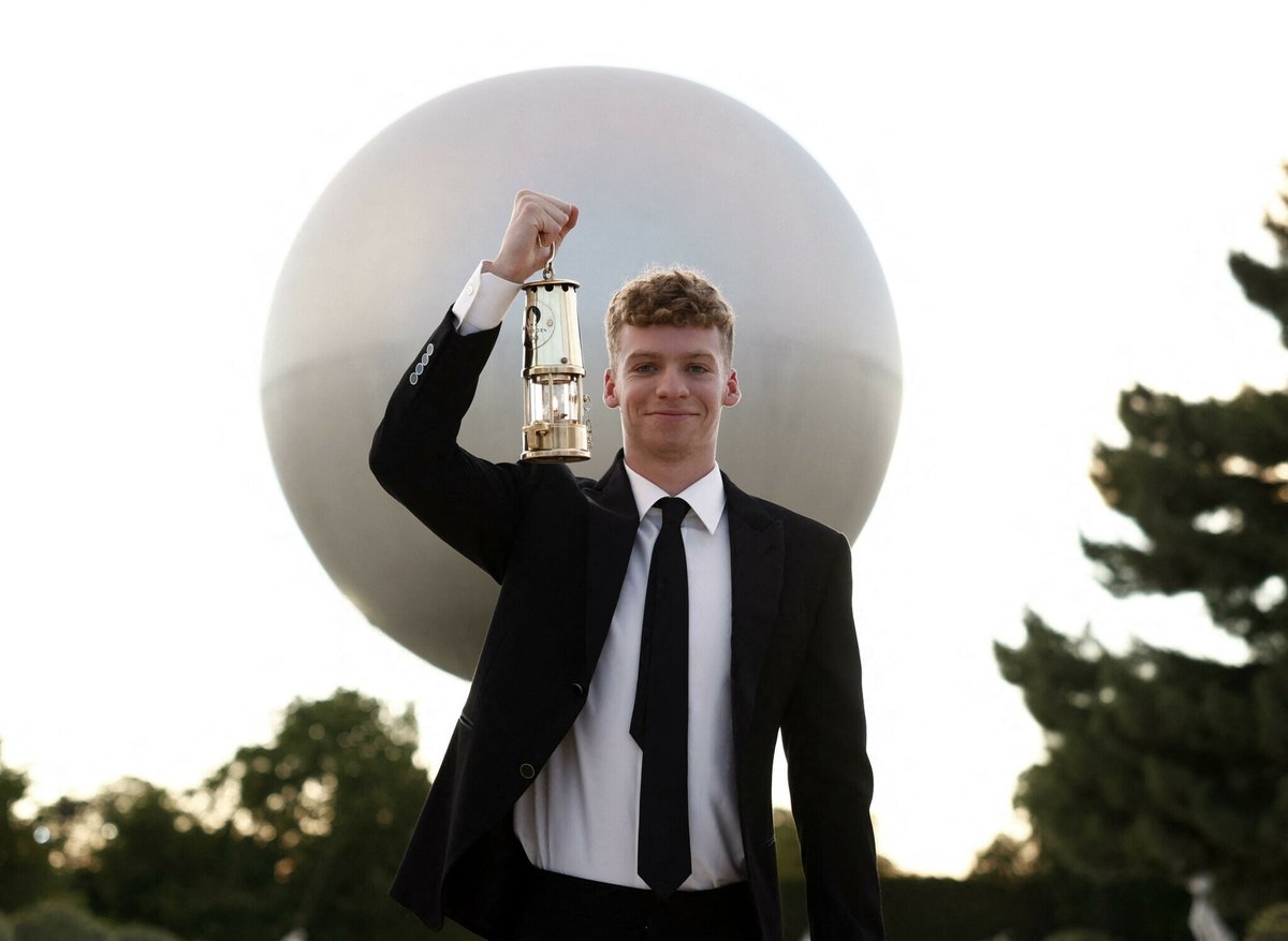 sports_ouest's tweet photo. La fierté de tout un pays, Léon Marchand a éteint la flamme olympique. 🇫🇷👏 https://t.co/LEOsTo7e0Z