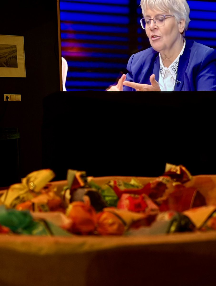 Gekonfijte peer uit China achter de schermen van #zomergasten - meegenomen door <a href="/garrievanp/">Garrie van Pinxteren</a> die prachtig aan het vertellen is op NPO2. Kijktip!