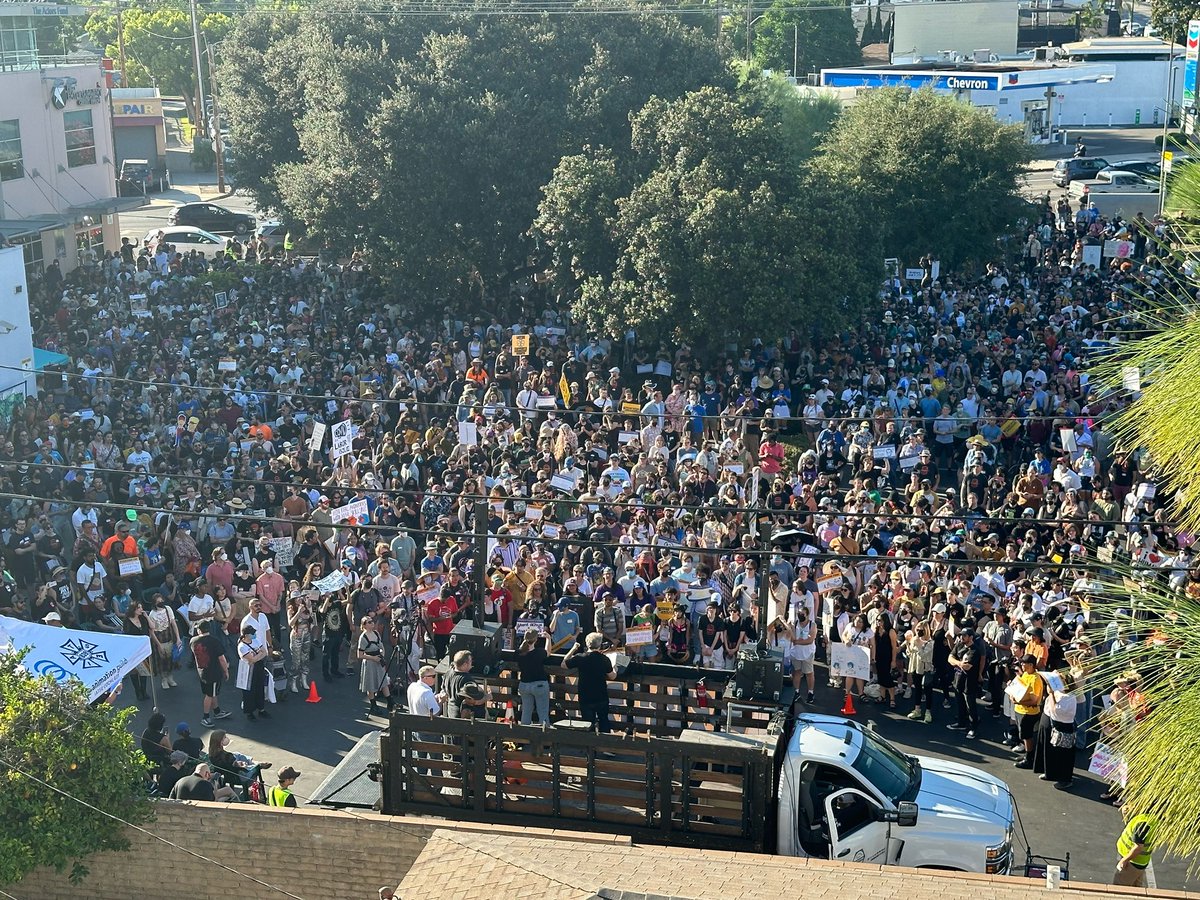 #StandWithAnimation is currently trending with over 46K posts, because of the rally that took place yesterday.

(📸: <a href="/joeytainment/">Joey Clift</a>)