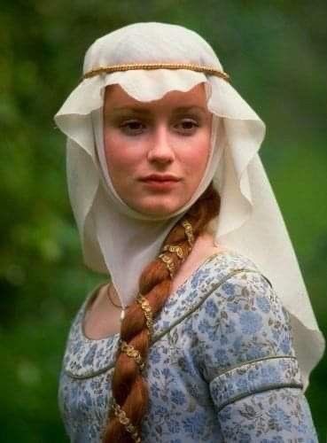 seraphicmaria's tweet photo. bring back medieval veiling https://t.co/x2ZF9z85yY