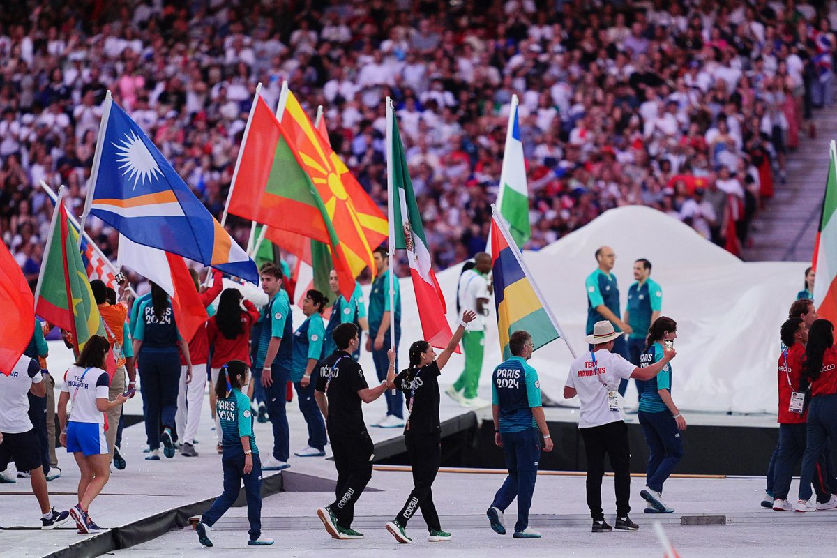 COM_Mexico's tweet photo. El medallista de plata en boxeo, Marco Verde, y la olímpica Nuria Diosdado entran triunfantes al Stade de France con la bandera mexicana en todo lo alto durante la ceremonia de clausura de los #JuegosOlímpicos París 2024.

#TodosSomosOlímpicos https://t.co/19bCq1dD3F