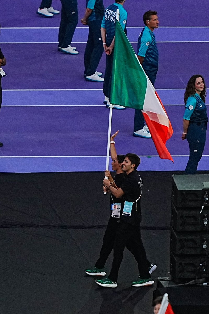 COM_Mexico's tweet photo. El medallista de plata en boxeo, Marco Verde, y la olímpica Nuria Diosdado entran triunfantes al Stade de France con la bandera mexicana en todo lo alto durante la ceremonia de clausura de los #JuegosOlímpicos París 2024.

#TodosSomosOlímpicos https://t.co/19bCq1dD3F