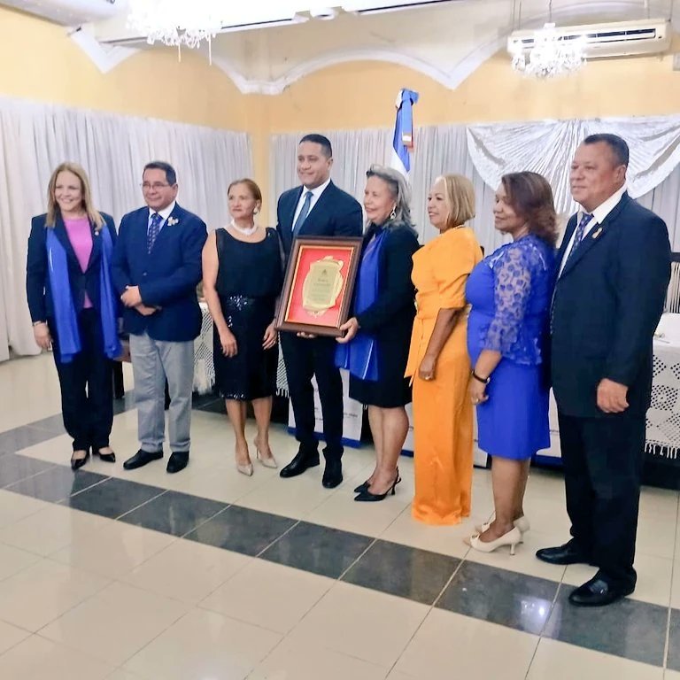Agradecer al Alcalde municipal de San Juan de la Maguana <a href="/LeninDeLaRosa5/">𝐋𝐞𝐧𝐢𝐧 𝐃𝐞 𝐋𝐚 𝐑𝐨𝐬𝐚 𝐆.</a>, el gesto  de invitarnos a  acompañarle a la entrega del reconocimiento que el ayuntamiento le hizo en el día de ayer a la gobernadora Rotaría Ysabel Reyes Saint-Hilaire.#agradecida#sanjuan