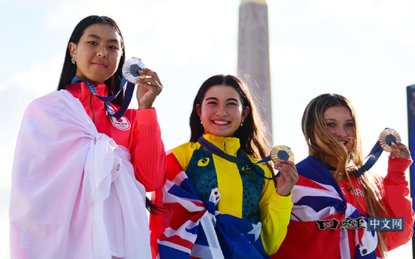 表彰台に立った3人の女の子の母親は日本人でした