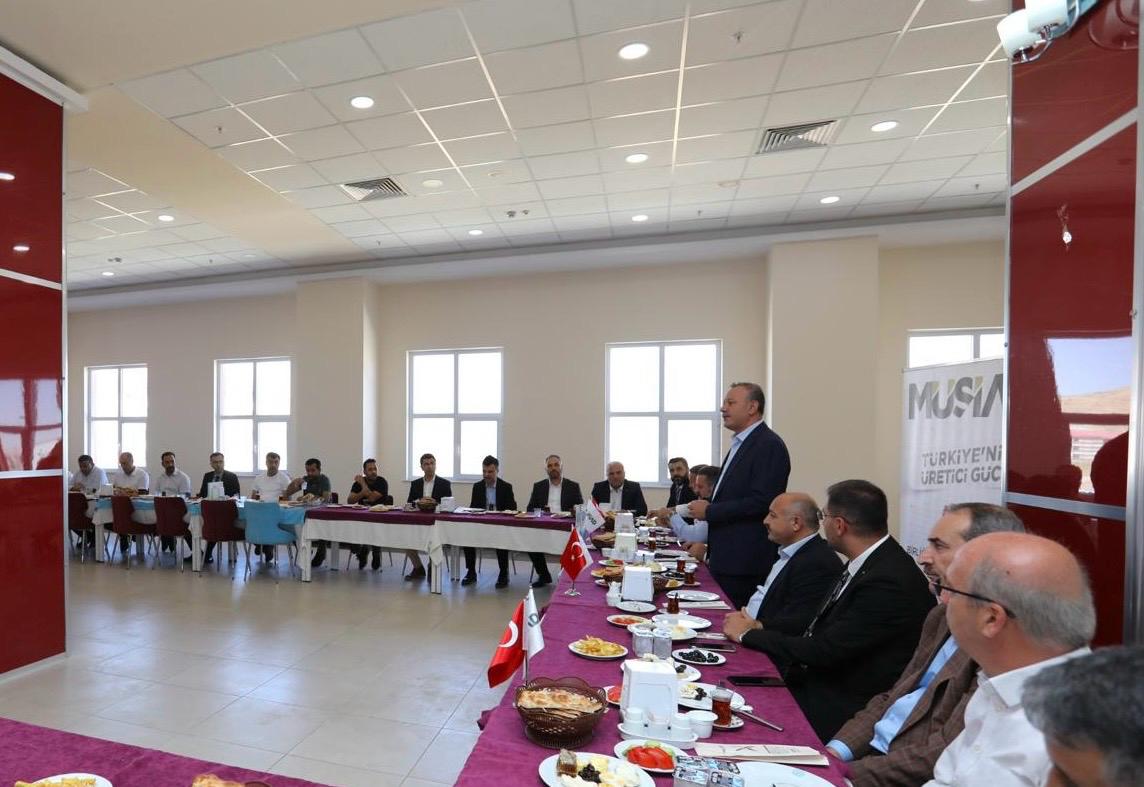 Bitlis Eren Üniversitesi, MÜSİAD Ticaret Ofisi'nin Bölgesel Networking Programı'na Ev Sahipliği Yaptı

➡️beu.edu.tr/Haberler/bitli…

<a href="/erolozvar/">Erol Özvar</a> <a href="/MUSIAD/">MÜSİAD</a> <a href="/nelmastas1/">Prof. Dr. Necmettin ELMASTAŞ</a>