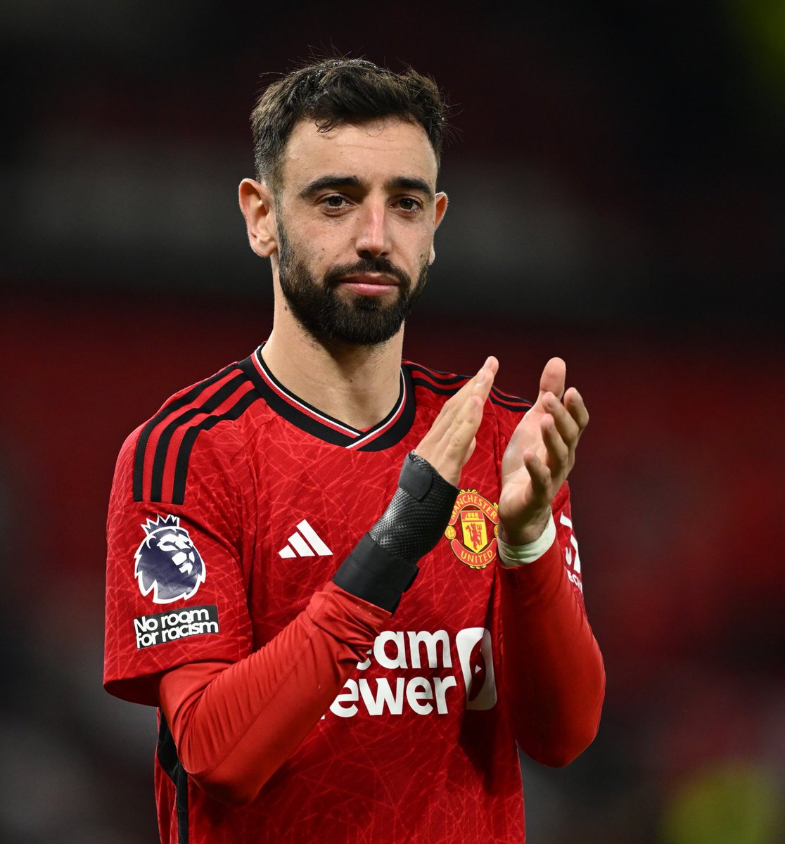 FabrizioRomano's tweet photo. 🔴🇵🇹 More on Bruno Fernandes exclusive story.

New deal agreed as revealed today and it could be already signed next week, if all goes to plan.

For sure it will be in August and for sure it will be valid until 2027.

He’ll be among top earners and there will be +1 year option. https://t.co/oAptlzfhq8