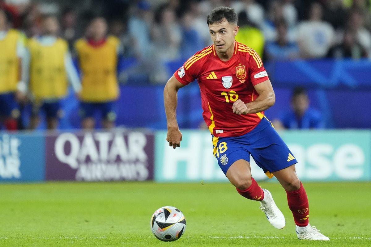 PenaltyInfo_'s tweet photo. 💣 𝐁𝐎𝐌𝐁𝐀𝐙𝐎 | ¡MARTIN ZUBIMENDI CERCA DE SALIR!

👉 Tras muchos rumores sobre su futuro, Martín #Zubimendi está cerca de abandonar la #RealSociedad — durante la #EURO2024 habló públicamente e insistió en su continuidad en el conjunto txuri-urdin.

💰 La cantidad que el #Liverpool está dispuesto a abonar son los 60M€ de su cláusula de rescisión.

📝 El contrato que firmaría por las próximas cinco temporadas cobrando 10M€ anuales.

🔓 Nada cerrado por el momento debido a que el jugador está indeciso, ya que le está costando elegir entre abandonar el club de su vida o aprovechar una posibilidad que es única — optimismo en Liverpool en cerrar el movimiento en las próximas 48 horas.

ℹ️ @luisfernandeza9 · ✍️ @SelasCamaacho