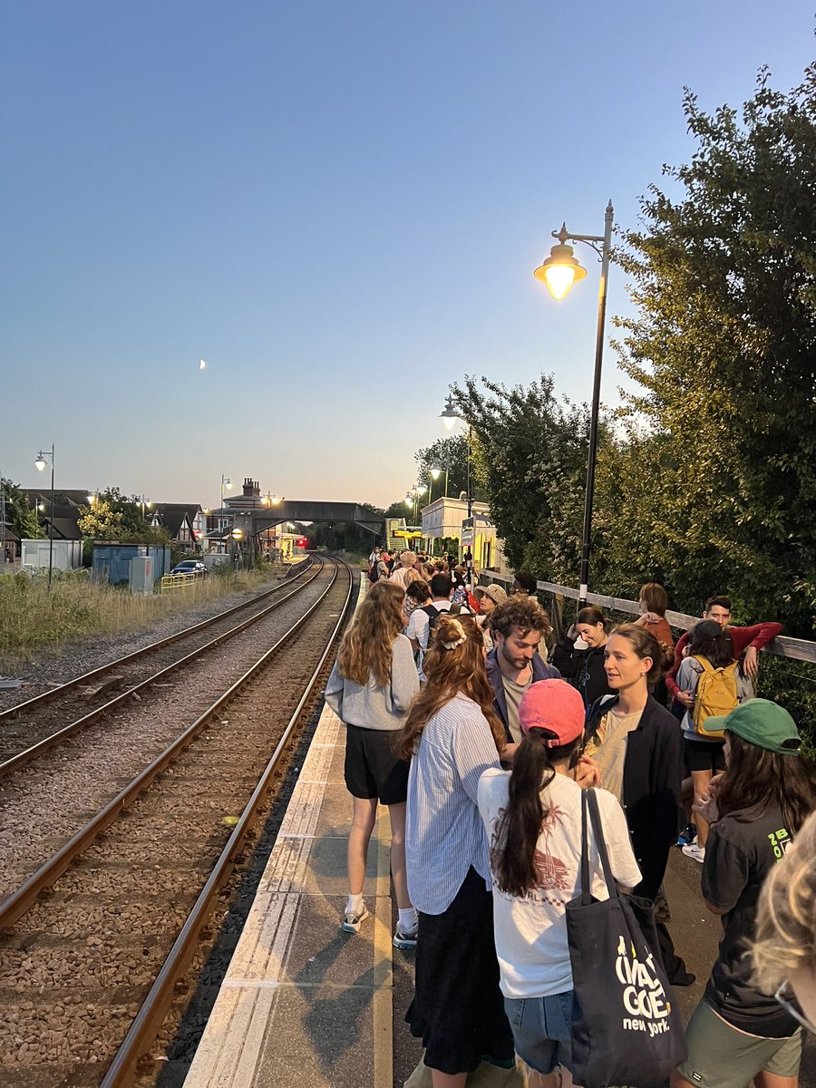 mark_royle's tweet photo. @SouthernRailUK this the number of people waiting at Rye    #disgracefulservice #whatareyougoingtodoaboutit. You cancelled one train delayed many others why no coach alternative https://t.co/tq3YQxuUEj
