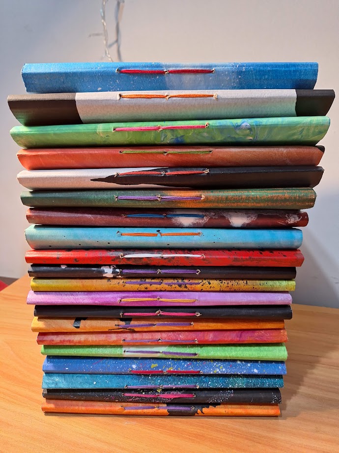 magnolialivros's tweet photo. Atenção Joinville! A Magnolia Cartonera estará presente como expositora na Feira Bicicleta em Santa Catarina, nos dias 17 e 18 de agosto/2024. Vamos levar nossos livros artesanais, brochuras, zines, adesivos e prints. Também estamos levando algumas novidades! 😃📚🎉 https://t.co/3pMm9A1oua