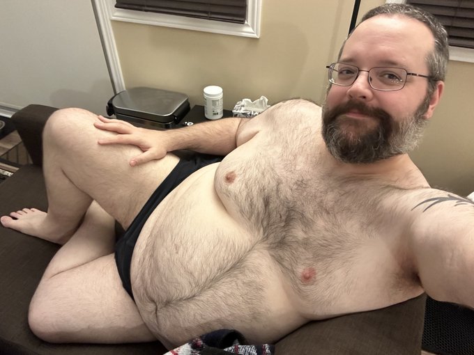 Lounging at a friend&rsquo;s place https://t.co/UlfQmQXFot