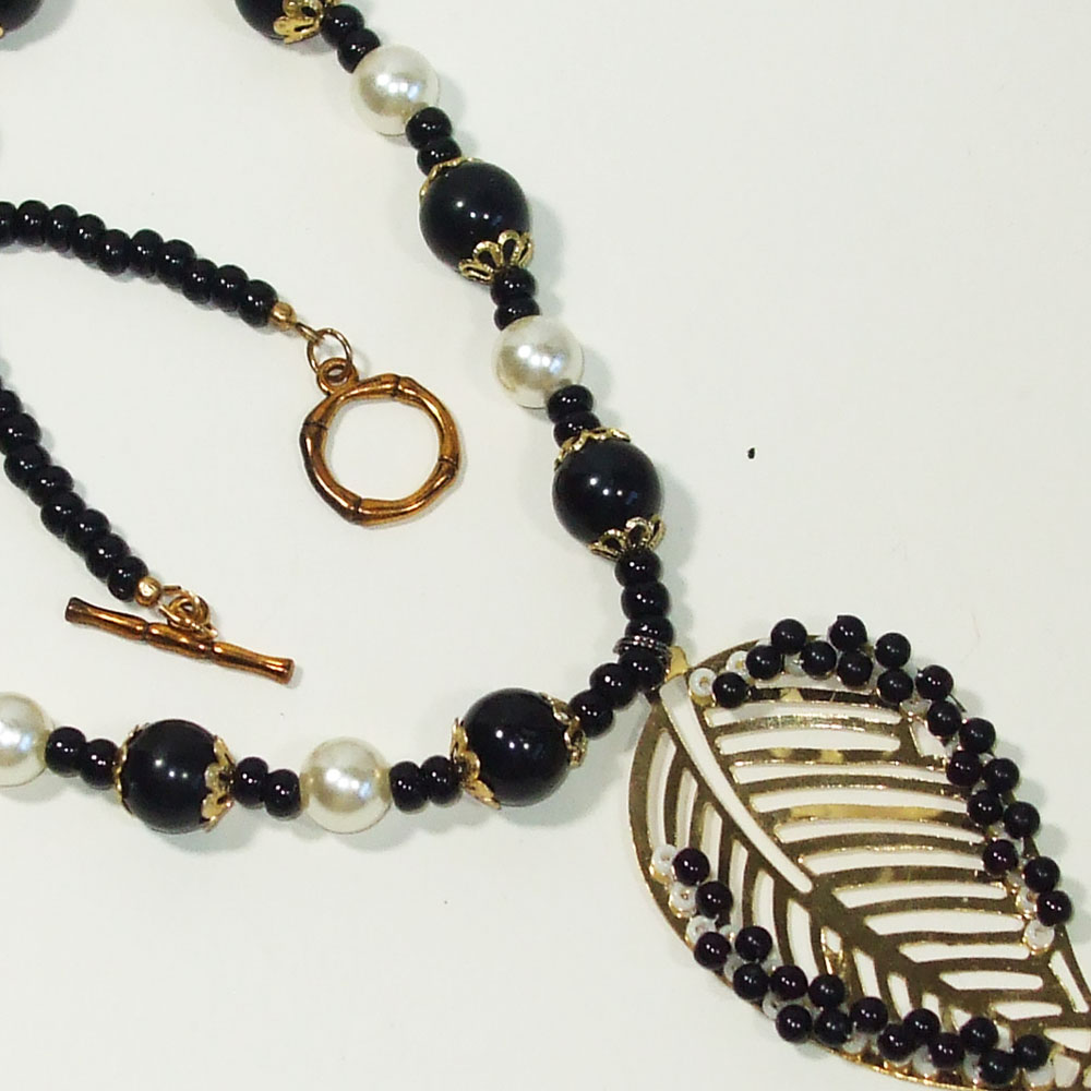 SandeeJene's tweet image. JBSG.  HandCrafted.  Single Gold Leaf Filigree Charm Accented on the edge with black glass and pearl beads.  Black, gold, and pearl beads accent the neckwear.  Buy New: bit.ly/Shp-Wht-New    #JBSG   #WhatNew    #HandMade   #HandCrafted   #Necklace    #FiligreeLeafCharm   ...