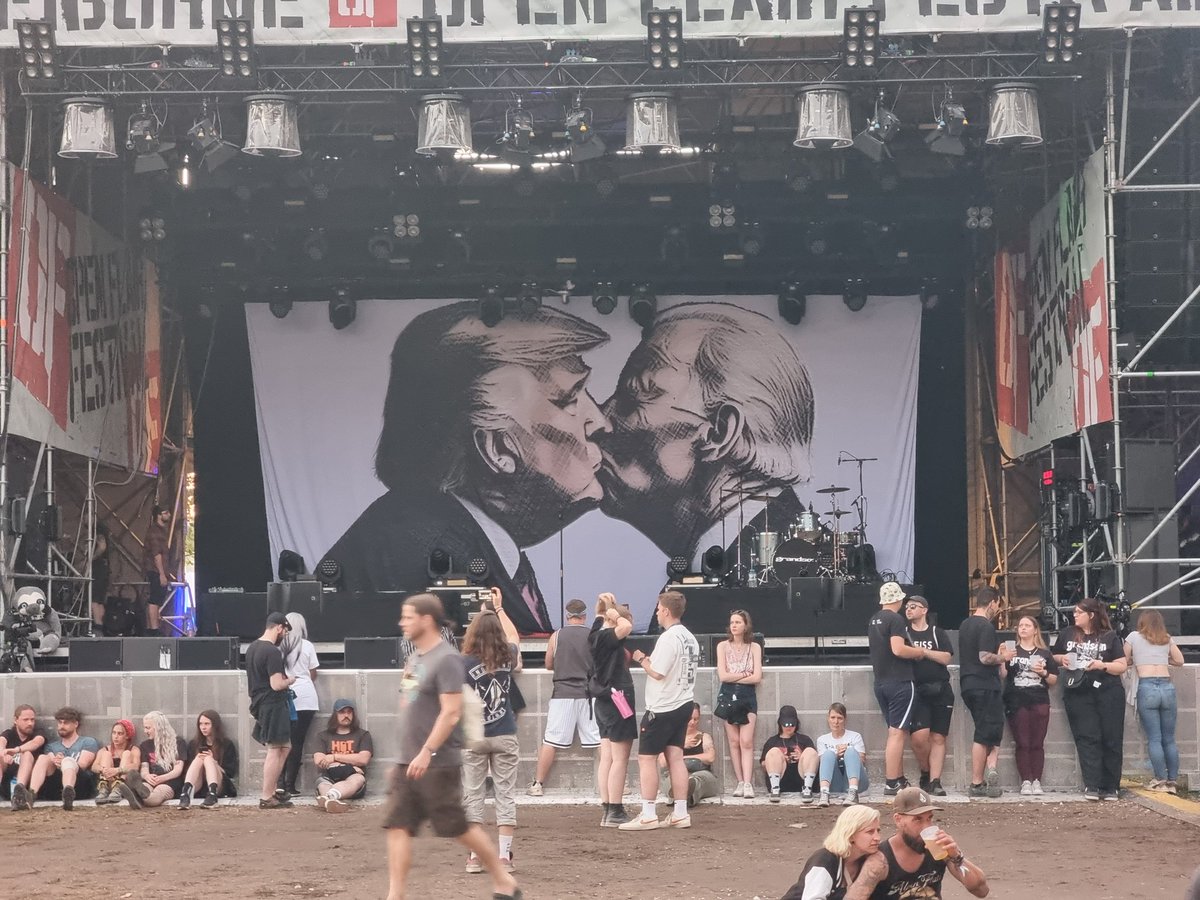 CreativzMC's tweet photo. THAT'S a stage Background 🤣 https://t.co/gTVGrMKTzS