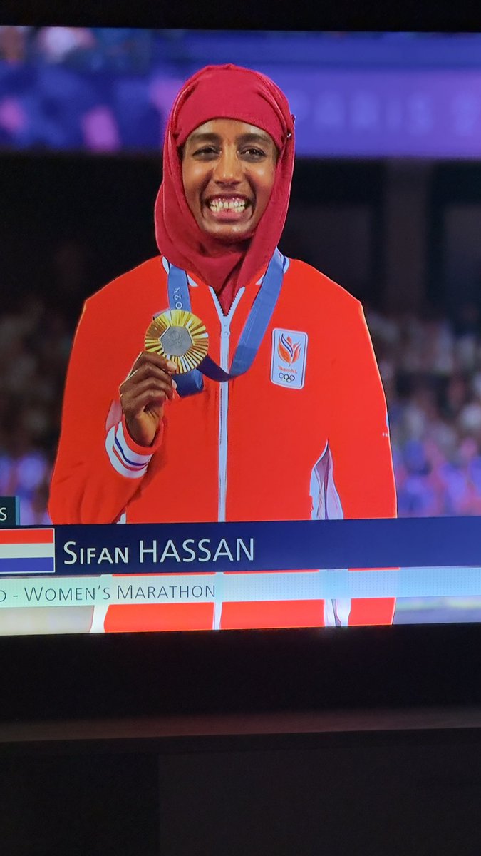 Une femme voilée reçoit la dernière médaille d'or des JO de Paris 2024 ? Sacré ironie !
#CérémonieDeCloture