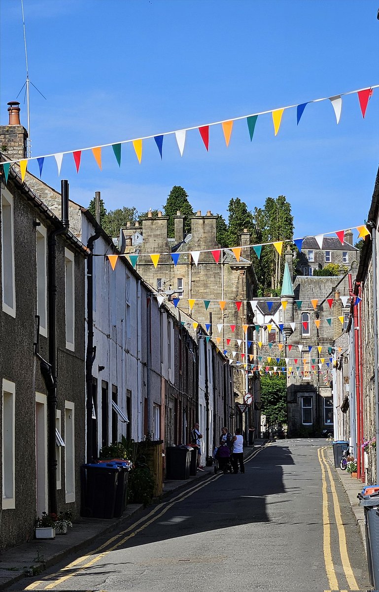 Went to go to Keswick this afternoon but it was rammed so we went into Scotland!! As you do ! 🤣🤣 it was so quiet but very pretty and warm at 24c. Beautiful little town on the river Esk with pretty streets. Now chilling before the long drive home. It's been an epic weekend