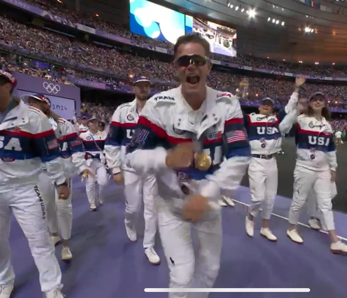 Damn, la tenue des Américains à la #ClosingCeremony 😍 dinguerie ! #Parigi2024
