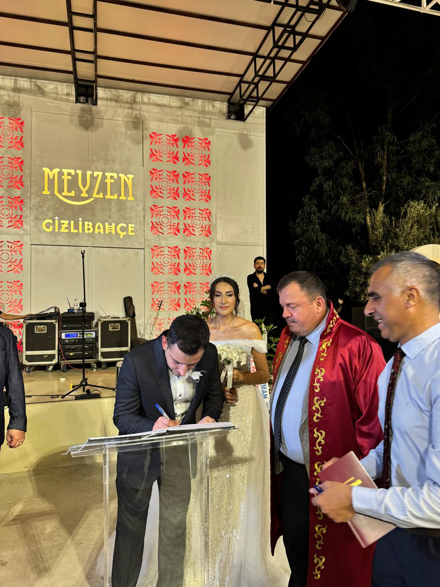 Antalya Büyükşehir Belediye Başkan Vekili olarak Muhittin Böcek Başkan'ıma vekaleten Berna ve Salih kardeşlerimizin nikahlarını kıydık.Genç çiftlerimize bir ömür boyu mutluluklar dilerim.