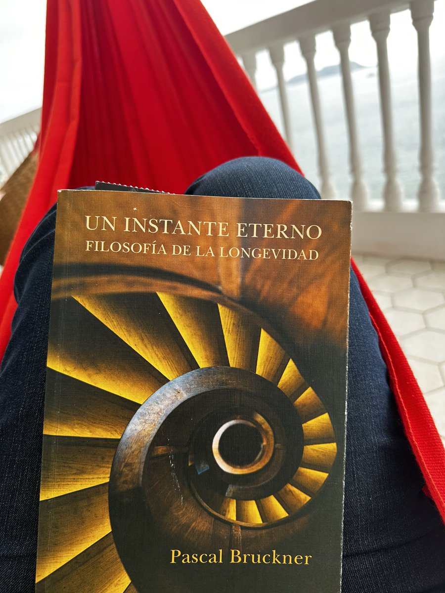 alandazu's tweet photo. "Un libro dedicado a quienes sueñan con una nueva primavera en otoño y desean retrasar el invierno lo más posible en las estaciones de la vida"
#PascalBruckner
#NuevaLongevidad https://t.co/Nnhg3n7L2W