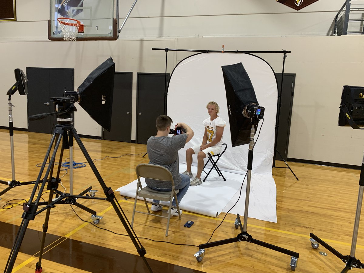 valpoathletics's tweet photo. Here's a look behind the scenes of @valpoufootball media day! #GoValpo 

📸 Photos ✅ 
📹 Videos ✅ 
🎤 Press Conference ✅
📰 Interviews ✅ https://t.co/i0DmKo6cTT