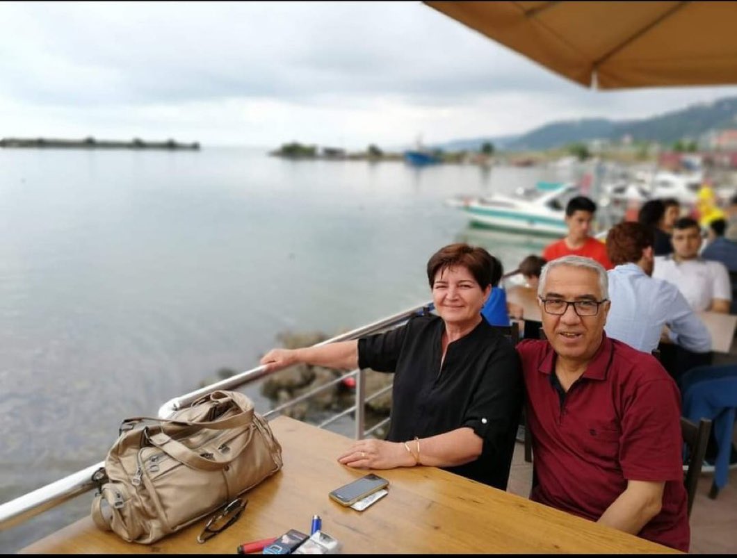 Bu alçak, onursuz , haysiyetsiz insan iki yavru kediyi vura vura kafasını ezerek öldürdü. 
Bu caniye güç veren başta iktidarın çıkarmış olduğu yasadır, iktidarın cezasızlık politikasıdır. 
Sosyal medyada katliam çağrıları yapanlardır. Altındağ’a ve Niğde’ye susanlardır.
