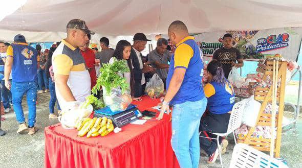 comunicaclapbns's tweet photo. Más de 3 mil personas que habitan en el Urbanismo Francisco de Miranda y sectores adyacentes de la parroquia Ramón Ignacio Méndez, municipio capital del estado Barinas fueron atendidas en una gran jornada del Plan de Amor en Acción.
#Comunicadorclap  #SoyComunicadorClap #CLAP📦 https://t.co/4M2Snc2O9T