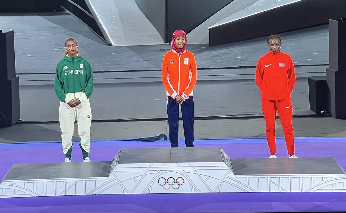 BethFisherSport's tweet photo. Something quite iconic about Hassan wearing a religious head covering &amp; being awarded a gold medal at the closing ceremony in a country who has banned their own athletes from wearing them. Power to you, you incredible human! https://t.co/w5CP5uJDLY