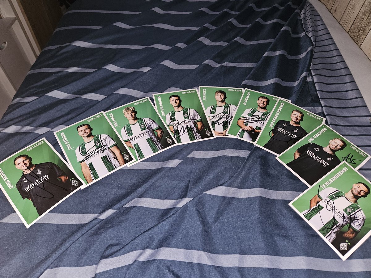 Borusse0406's tweet photo. Autogrammkarten von Spielern und Staff, Leider vergessen von Florian Neuhaus eine mitzunehmen bei der Autogrammstunde ⚽️ #Fußball #Autogramme @borussia https://t.co/bYNTVemnGf
