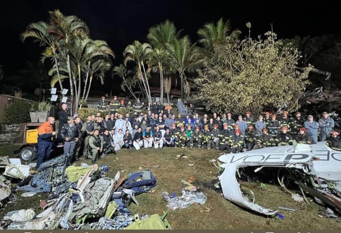 RCasara's tweet photo. Tudo é tratado como espetáculo. As pessoas precisam postar fotos em locais de tragédias para provar que estavam lá? Isso não pode ser naturalizado. Quem fez pose, em um local de tantas perdas humanas, deveria sentir vergonha. https://t.co/86ETuapBSt