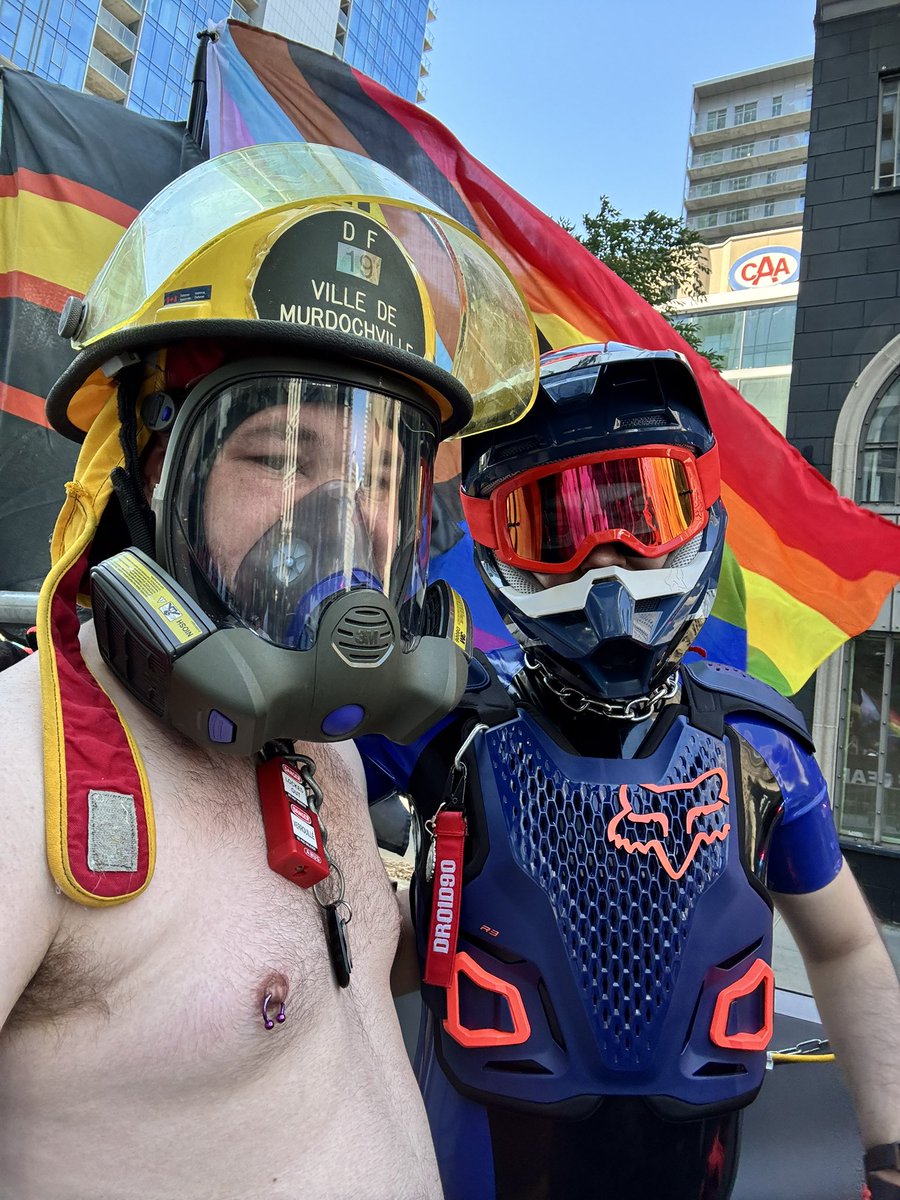 xReplay_desna's tweet photo. J’étais a la @PrideMtl en tant que pompier (comme sur les photos) et j’ai passé un super moment dans la voiture du MOG ! Si vous avez des photos à partager, ce serait super cool ! 🚒📸 #MOG #Pompier #pride #pridemtl https://t.co/mKmPY3iSXL