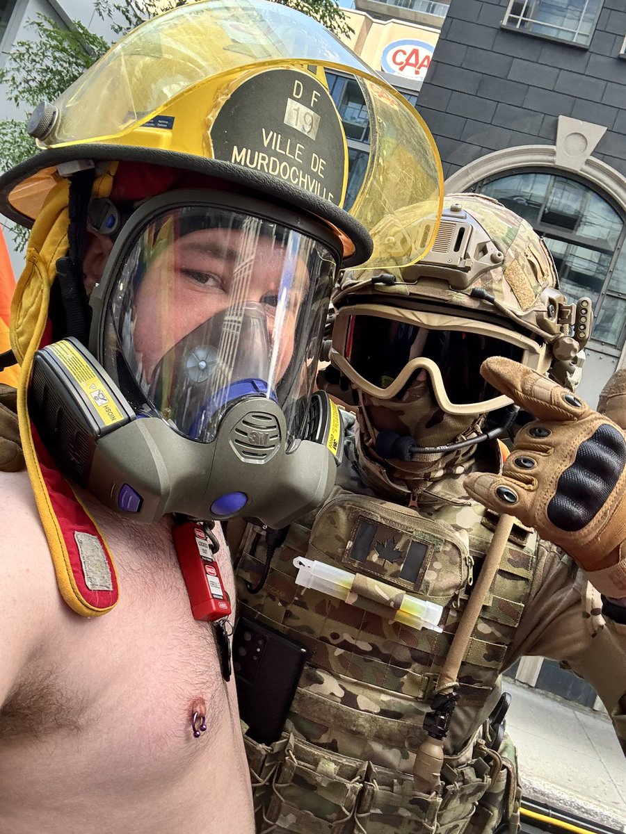 xReplay_desna's tweet photo. J’étais a la @PrideMtl en tant que pompier (comme sur les photos) et j’ai passé un super moment dans la voiture du MOG ! Si vous avez des photos à partager, ce serait super cool ! 🚒📸 #MOG #Pompier #pride #pridemtl https://t.co/mKmPY3iSXL