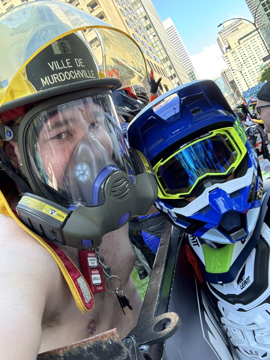 xReplay_desna's tweet photo. J’étais a la @PrideMtl en tant que pompier (comme sur les photos) et j’ai passé un super moment dans la voiture du MOG ! Si vous avez des photos à partager, ce serait super cool ! 🚒📸 #MOG #Pompier #pride #pridemtl https://t.co/mKmPY3iSXL