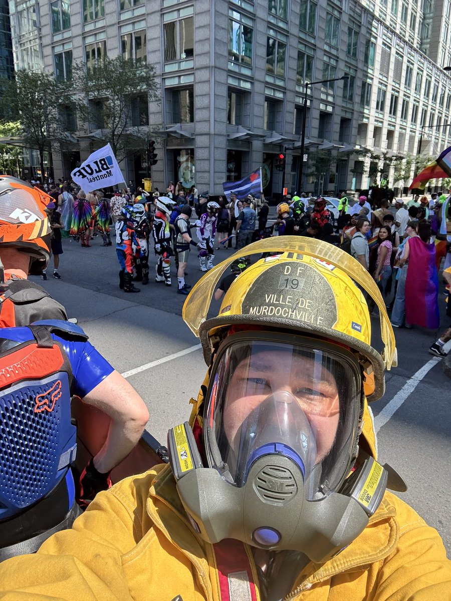 xReplay_desna's tweet photo. J’étais a la @PrideMtl en tant que pompier (comme sur les photos) et j’ai passé un super moment dans la voiture du MOG ! Si vous avez des photos à partager, ce serait super cool ! 🚒📸 #MOG #Pompier #pride #pridemtl https://t.co/mKmPY3iSXL