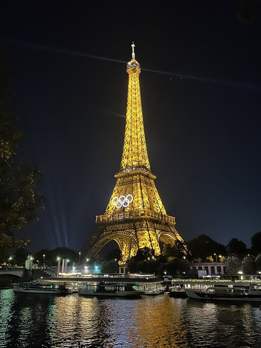 Julie_Mary_'s tweet photo. Alors #jamaisjenavais vu @Paris 
si belle, 
#jamaisjenavais communié si fort avec mes voisins, ceux de mon quartier, ceux de mon pays, ceux du monde entier, 
#jamaisjenavais été aussi fière d’être française.

Laissez-moi rêver encore un peu @Paris2024 https://t.co/gF4cQQYNX8