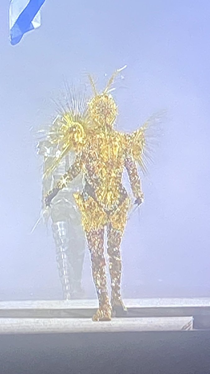zaradenutella's tweet photo. Ahora se quita la máscara y es Puigdemont. #CeremoniaDeClausura https://t.co/0FewO8d98y