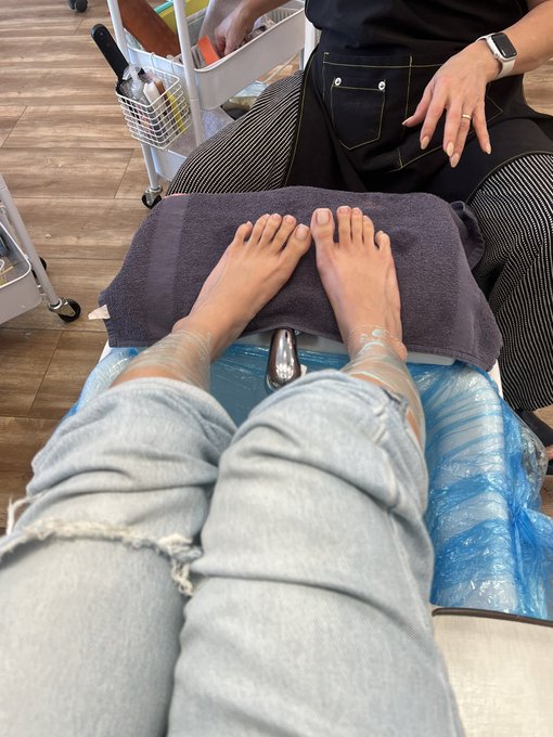 New nails coming today 🩷🩷🩷 https://t.co/WdVn2zQM91