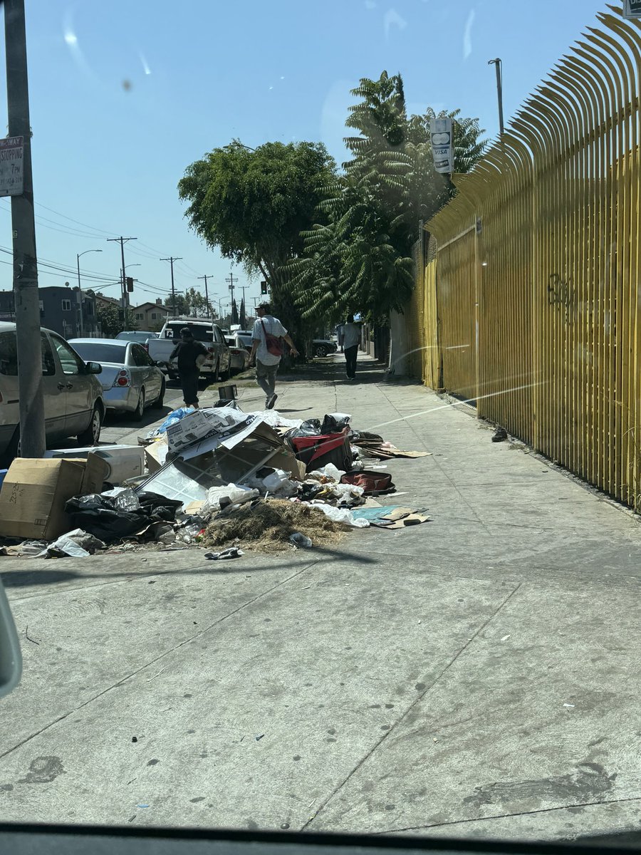 uscvicky's tweet photo. @MayorOfLA When will you help our communities clean up? This is Figueroa St from 68-69th street - illegal food vending and illegal sales of items =dumping on sidewalks #helpkeepLAClean #figueroastreet https://t.co/8SGb7dngj9