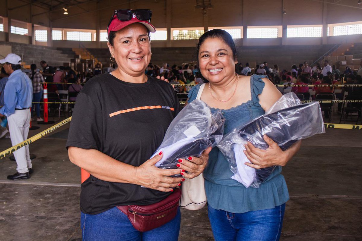 ¡Distribuimos el 100% de uniformes escolares gratuitos en los 72 municipios del estado! 📚🙌

Cumplimos con nuestro compromiso de llevar, en tiempo y forma, paquetes de prendas y calzado a alrededor de 440 mil estudiantes sonorenses de educación básica.

Este próximo ciclo