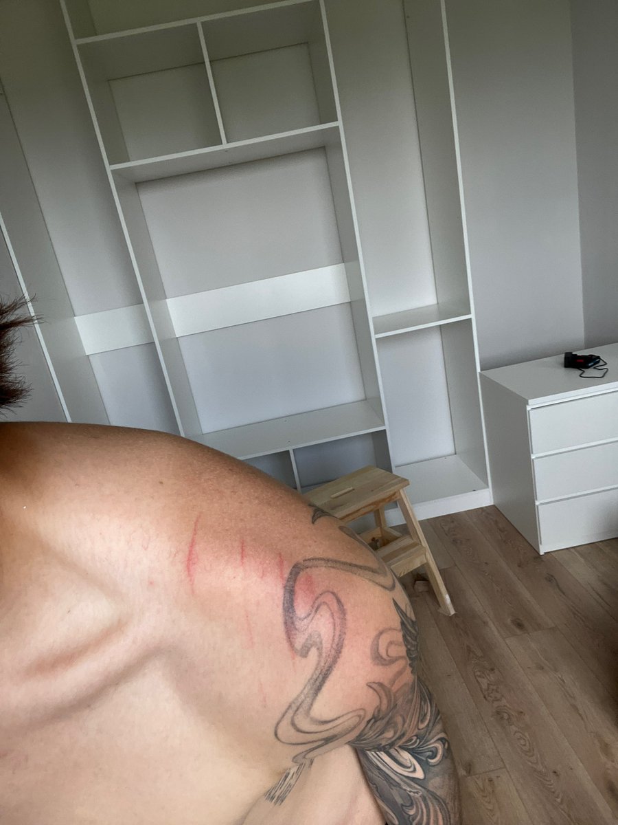 Случилась борьба со шкафом… еще посмотрим, кто кого