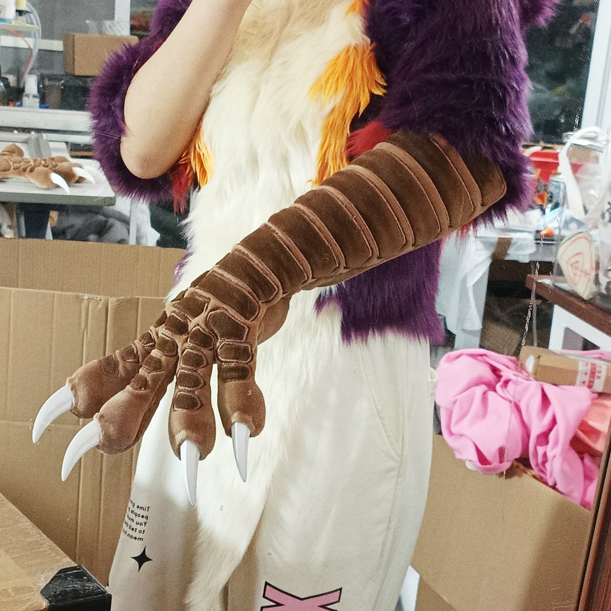 The bird's claws fit the arm and improved part of the process (borrowing someone else's body)
#fursuit #furry