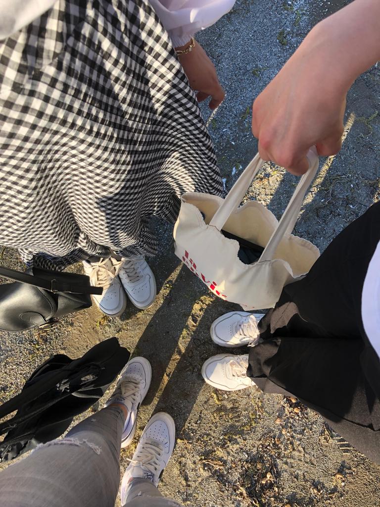 Denize bakmak gibi bir heyecan var içimde; bir huzur, bir mutluluk... Nasıl anlatsam; masmavi denize gökyüzünün kızıllığı yansımış, yüzüme vuran hafif bir esinti, kulağımda dalgaların huzurlu sesi...