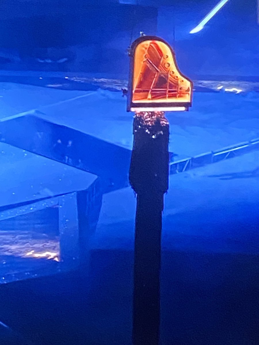 Esse cara vestido de saco de lixo no encerramento das olimpíadas é uma homenagem ao Rio Sena?